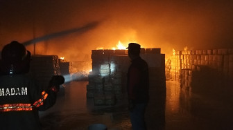 Gudang Sembako Terbakar, Satu Petugas Damkar Sesak Nafas